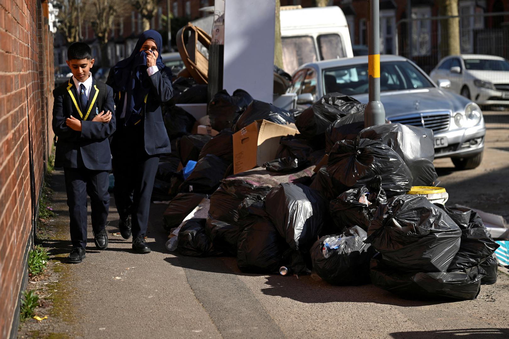 U britanskom gradu Birminghamu situacija s nagomilanim otpadom po ulicama izmiče kontroli. Radnici zaduženi za odvoz otpada štrajkaju zbog nezadovoljstva plaćama, što je rezultiralo time da dio od 1,2 milijuna stanovnika grada tjednima nije imao redovito prikupljanje smeća.
