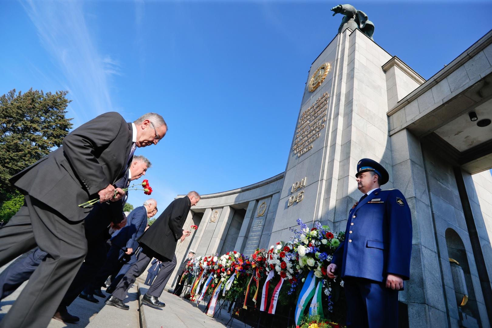 Events commemorating the end of World War Two in Berlin Members of the Russian Embassy lay down flowers to mark Victory Day and the 75th anniversary of the end of World War Two at the Soviet War Memorial at Tiergarten Park in Berlin, Germany, May 8, 2020. REUTERS/Fabrizio Bensch FABRIZIO BENSCH