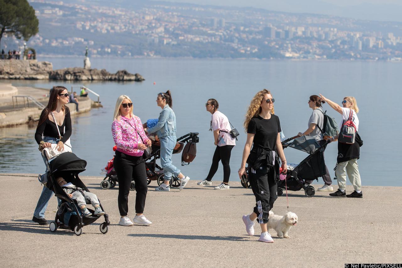 Građani i turisti uživaju u iznadprosječnim temperaturama u Opatiji