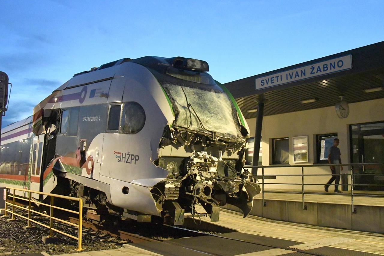 EKSKLUZIVNO: Razbijeni električni vlak dovezen je  na željezničku postaju Sv. Ivan Žabno