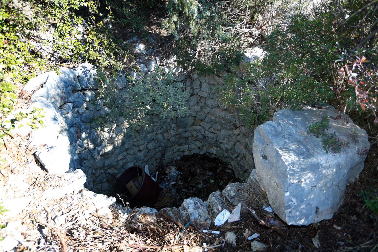 22.01.2017., Trogir, Vrsine - Bunar u kojem pronadjen ranjeni mladic.  Photo: Miranda Cikotic/PIXSELL