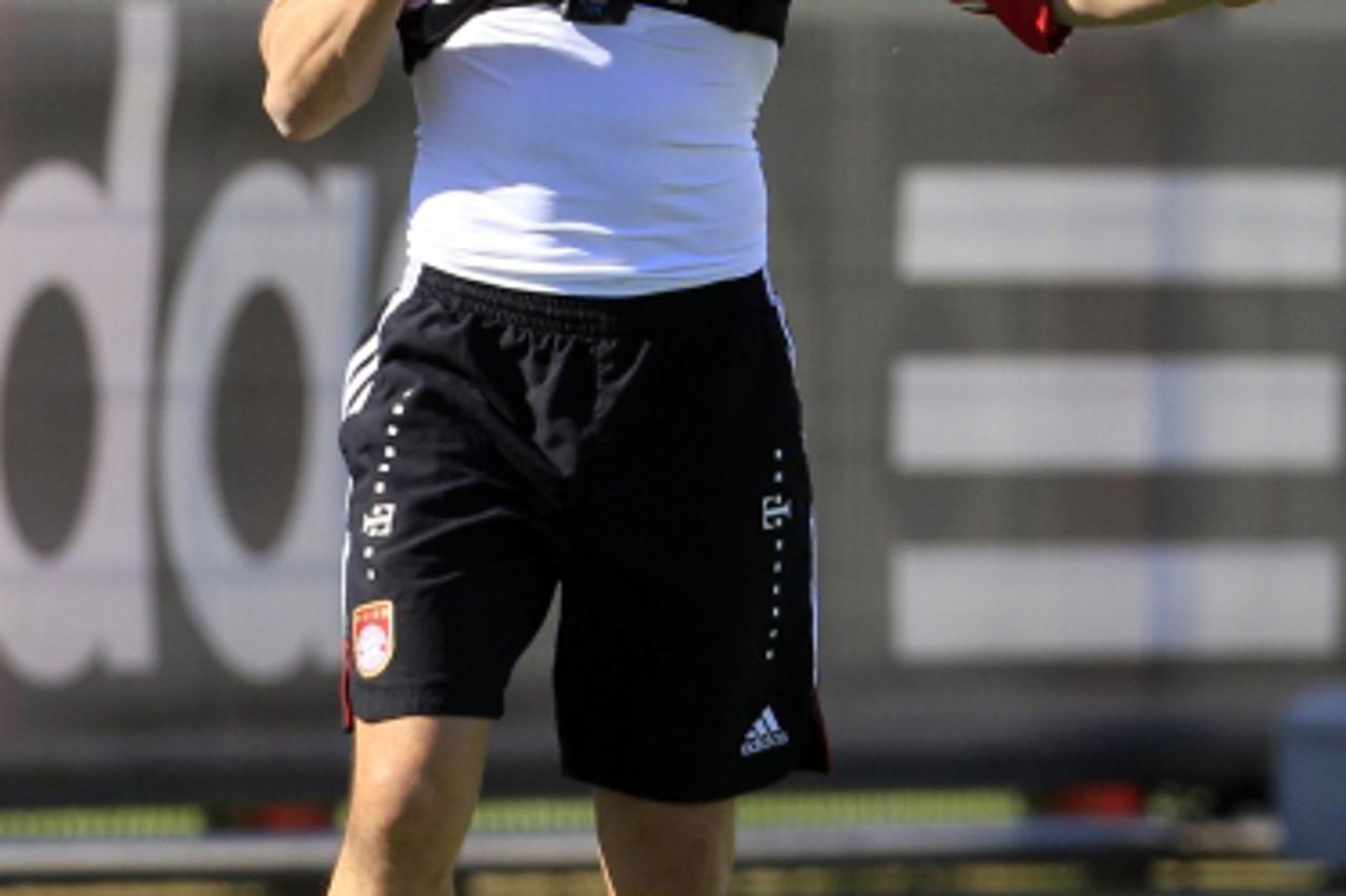 'Ivica Olic of Bayern Munich arrives for a training session in Munich October 4, 2010. Munich coach Louis van Gaal cancelled his squad\'s traditional visit to the Oktoberfest beer festival today and o