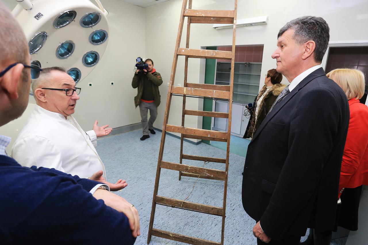 09.01.2017., Osijek - Na odjelu oftalmologije KBC-a zbog dotrajalosti instalacija pukla je vodovodna cijev i prouzrokovala poplavu s velikom materijalnom stetom. Ministar Milan Kujundzic sastao se s ravnateljstvom bolnice i obisao odjel koji je pretrpio n