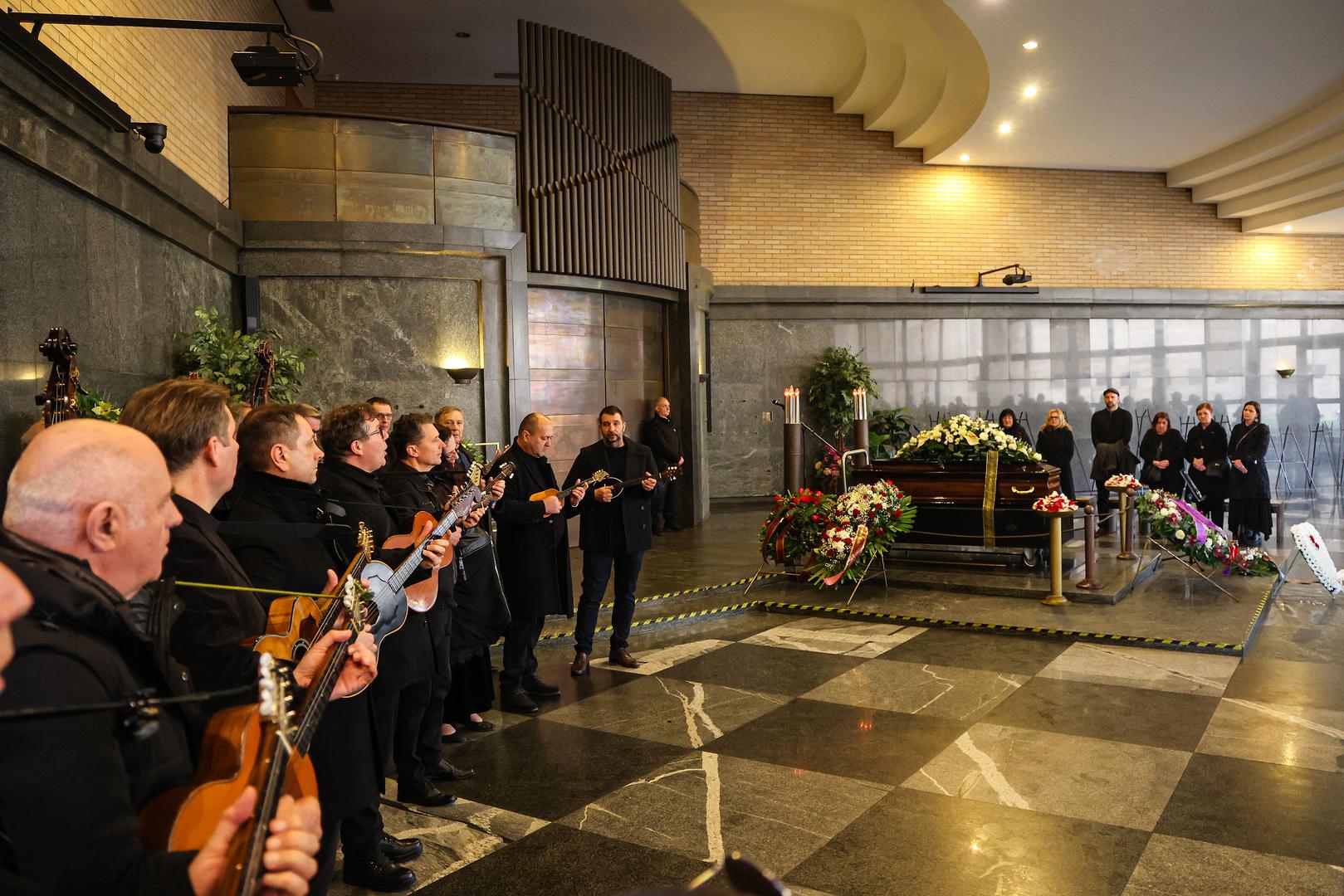 U tišini ispunjenoj tugom i dostojanstvom, ispraćaj su obogatili tamburaši, čija je svirka pratila Ćiru tijekom cijeloga njegova života i karijere. Zvuci tambura, koji su za njega značili život, na poseban su način odali počast čovjeku koji je obilježio tamburašku glazbu.