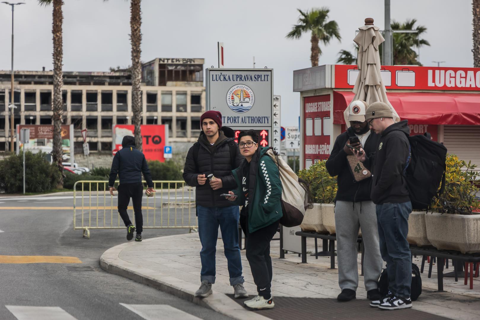 Neki od članova posade kratko su komentirali svoj povratak. Jedna pripadnica mornarice rekla je za Slobodnu Dalmaciju da se sjeća prethodnog dolaska te dodala kako joj je Split “jako lijep”, dok su ostali uglavnom kratko poručili da im je boravak “odličan”.

