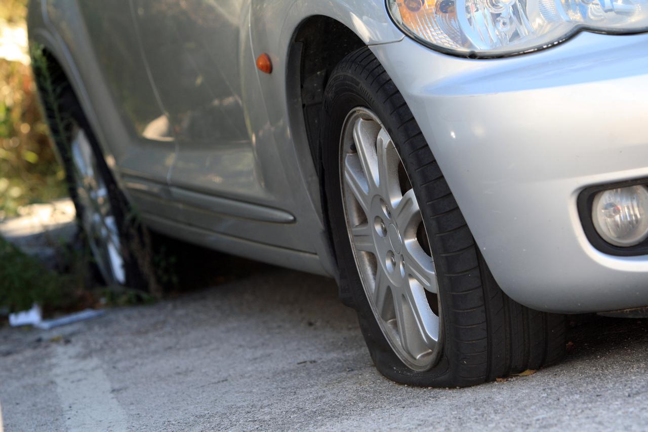 Šibenik: Na parkingu na obali probušene su gume na nekoliko osobnih automobila