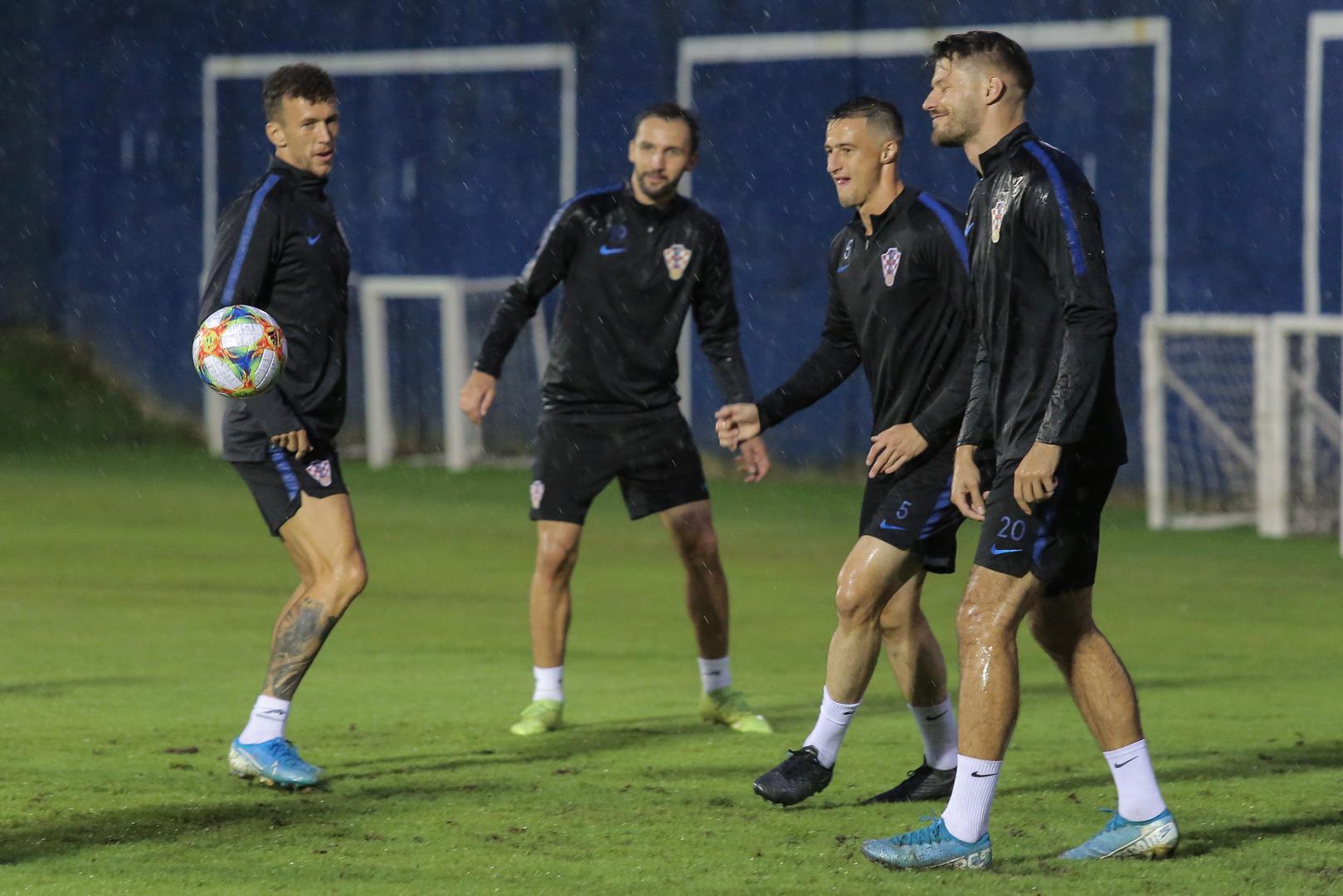 Iz preventivnih razloga, Nikola Vlašić i Tin Jedvaj trenirali su u teretani na stadionu.