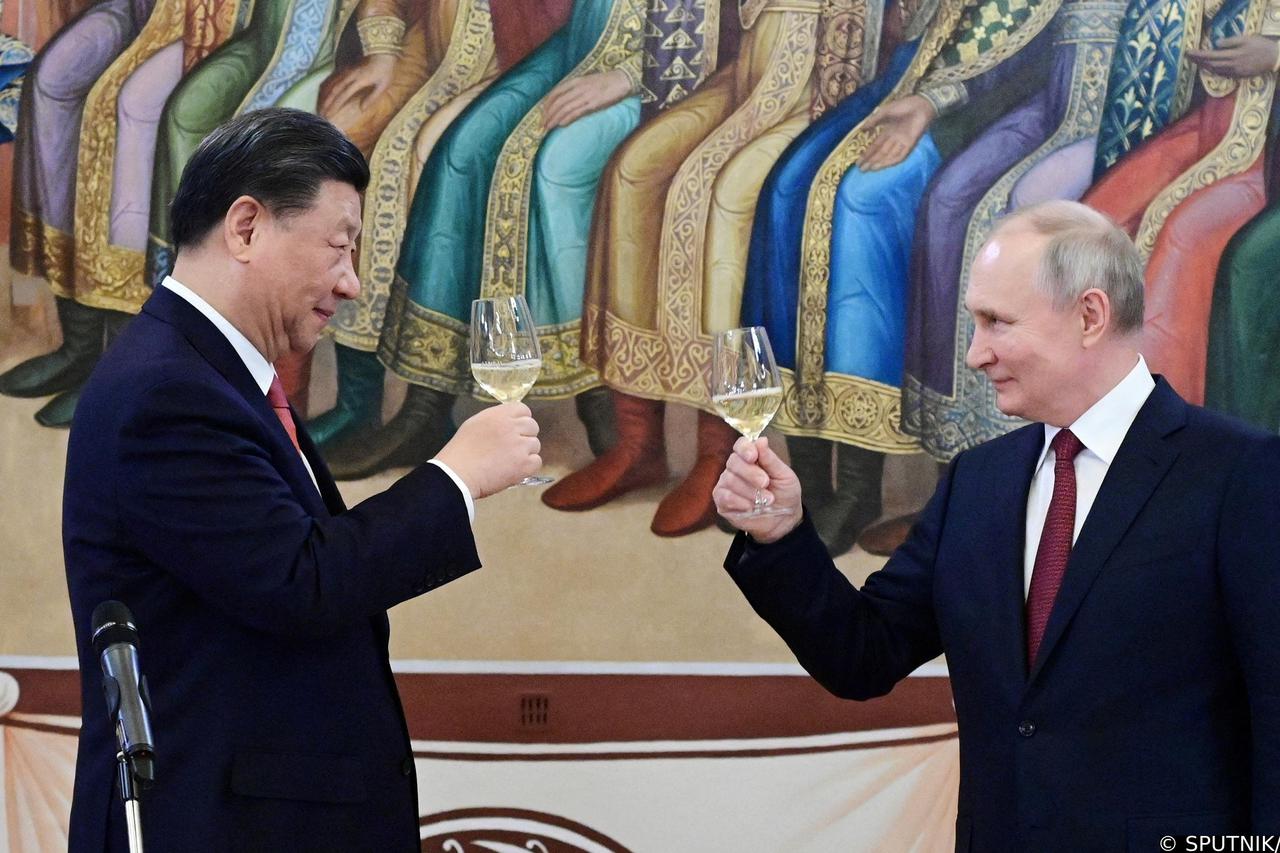 FILE PHOTO: Russian President Vladimir Putin and Chinese President Xi Jinping attend a reception in Moscow