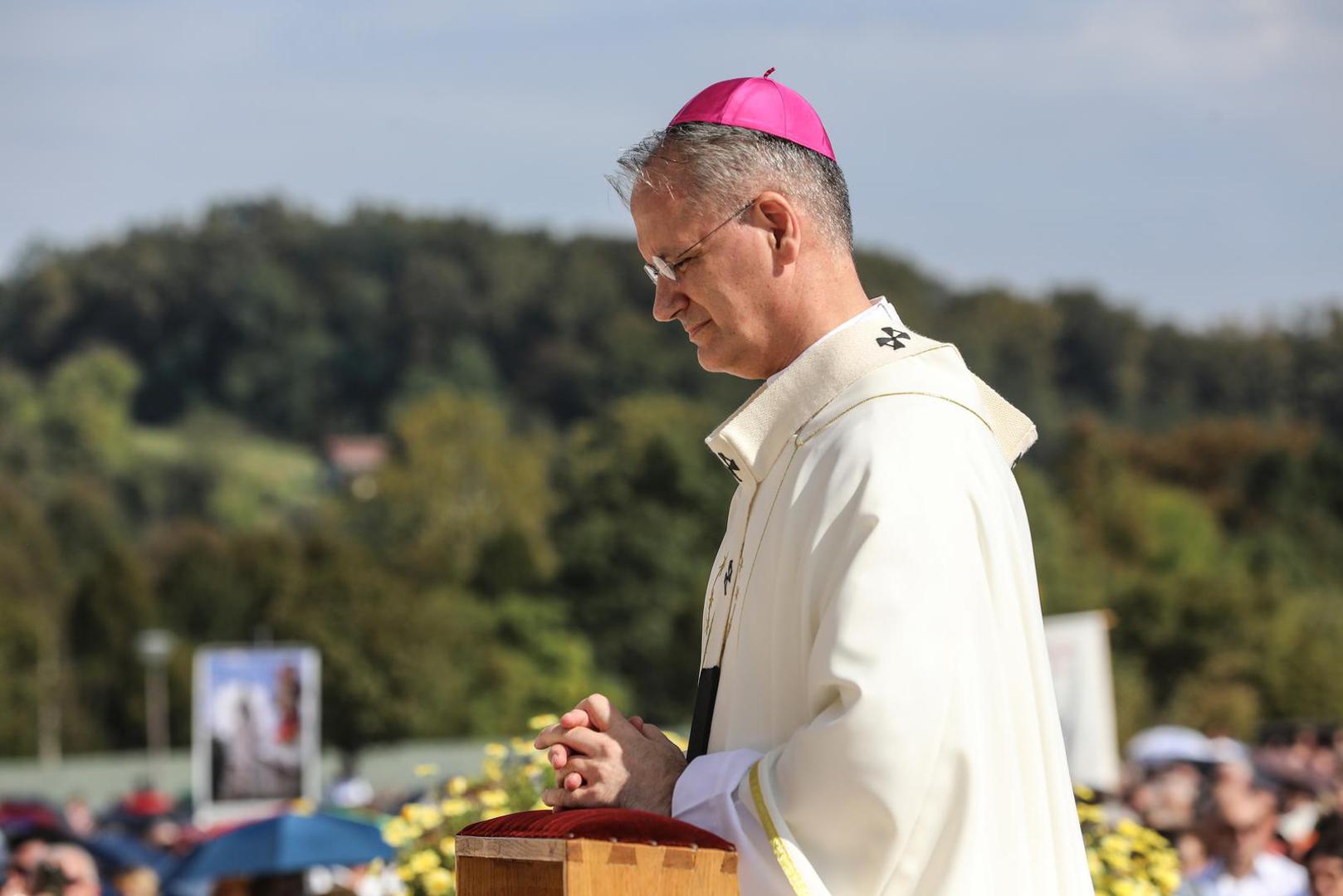 30.09.2023.,Marija Bistrica, u nacionalnom svetistu Majke Bozje Bistricke u Mariji Bistrici iz zraka  se kao zavjet Majci Bozjoj i znak zahvale za Stepincevu beatifikaciju s neba prosute latice od 10 000 ruza na prostor crkve na otvorenom. Na samom pocetku svete mise apostolski nuncij u RH nadbiskup Giorgio Lingua predao je Palij liturgijski znak sto ga nose nadbiskupi novom nadbiskupu zagrebackom Drazenu Kutlesi.    Photo: Robert Anic/PIXSELL