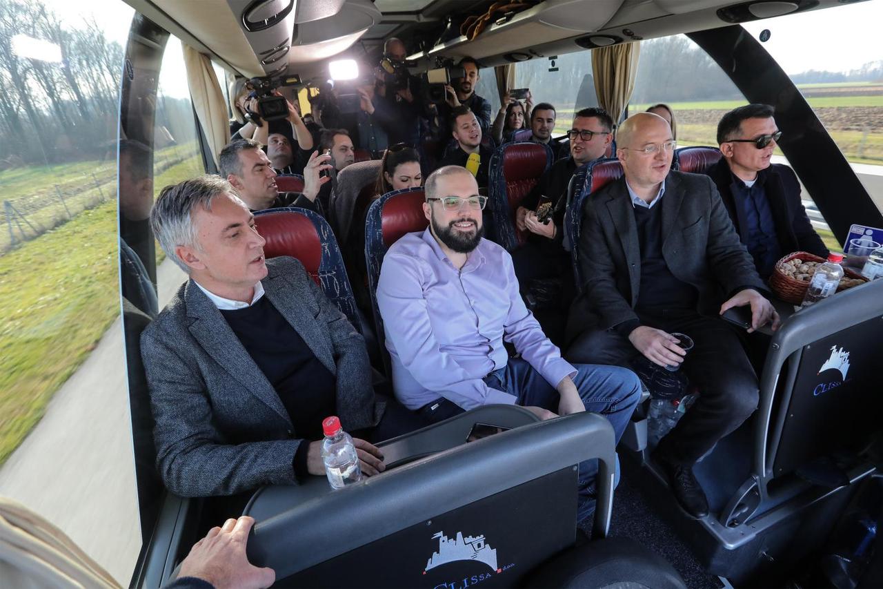 Zagreb, vesela atmosfera u busu predsjednikkog kandidata Miroslava Škore