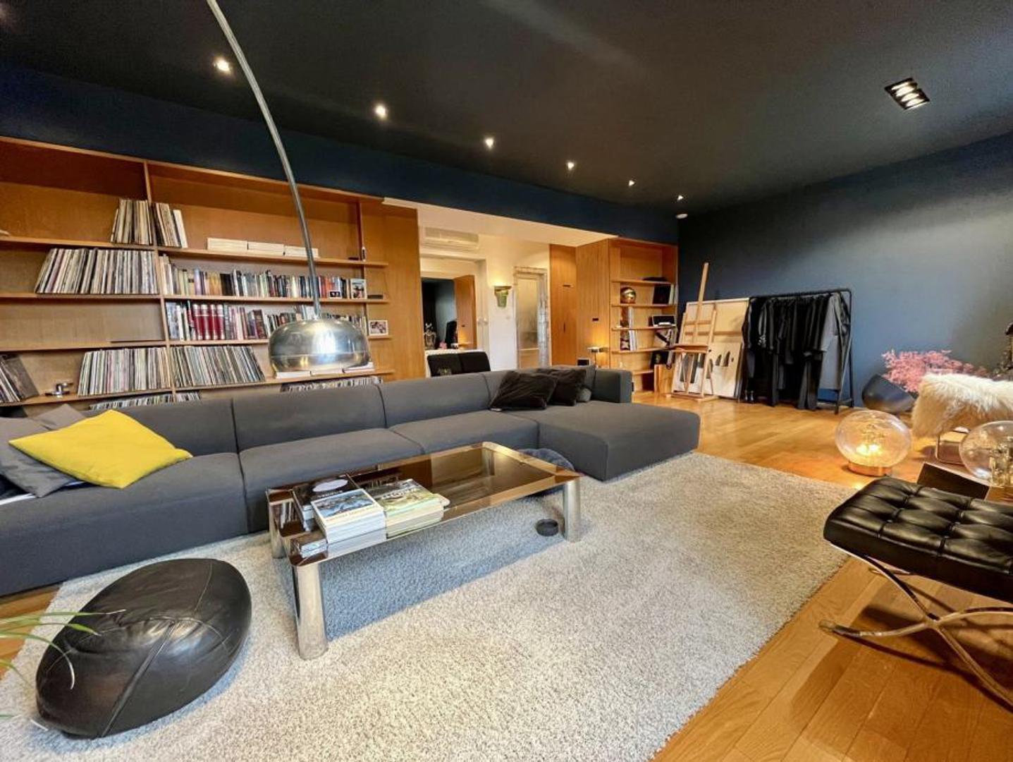 Stan se sastoji od dvije etaže. Donja etaža uključuje prostrani dnevni boravak, kuhinju i blagovaonicu s izlazom na balkon, skriveni vešeraj, hodnik i gostinjski WC.