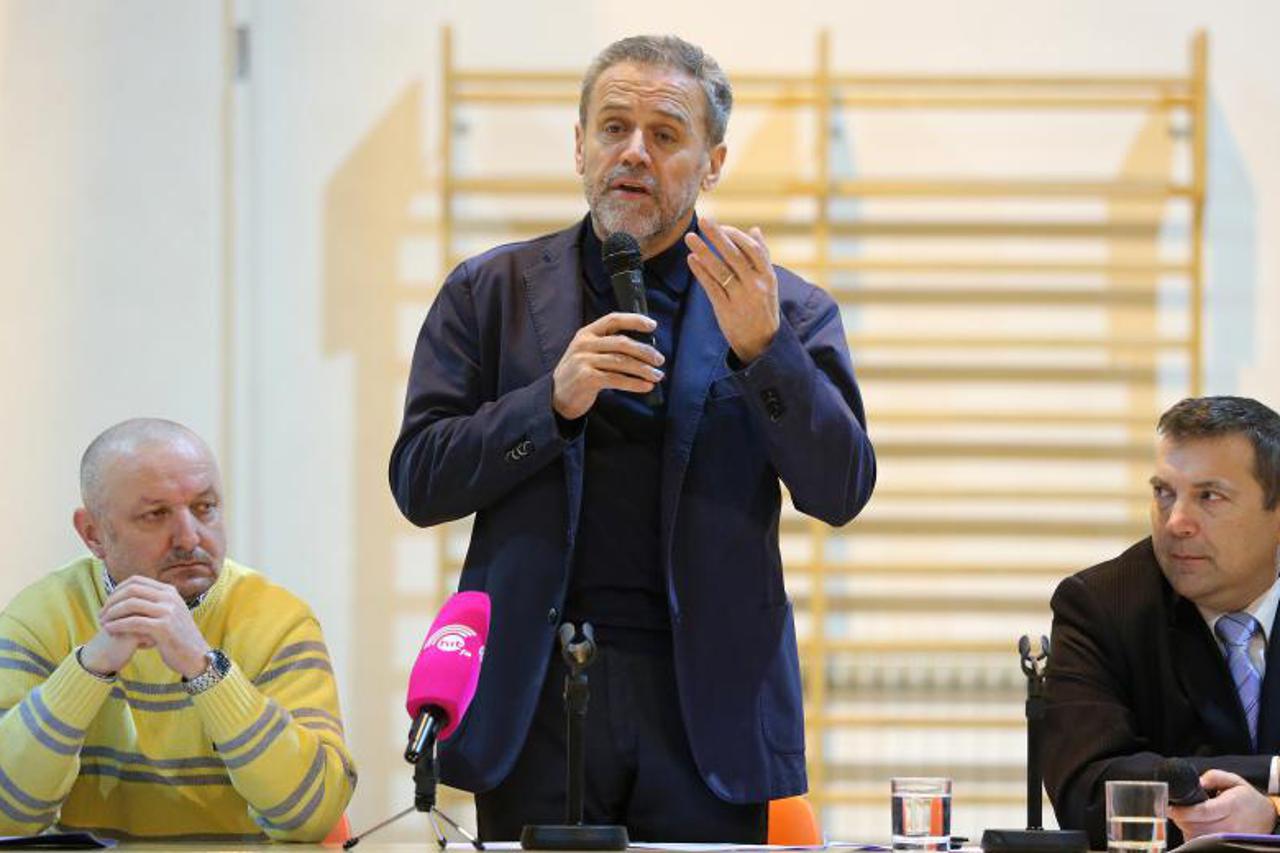 tribina za legalizaciju, OŠ Sv. Klara portal (1)