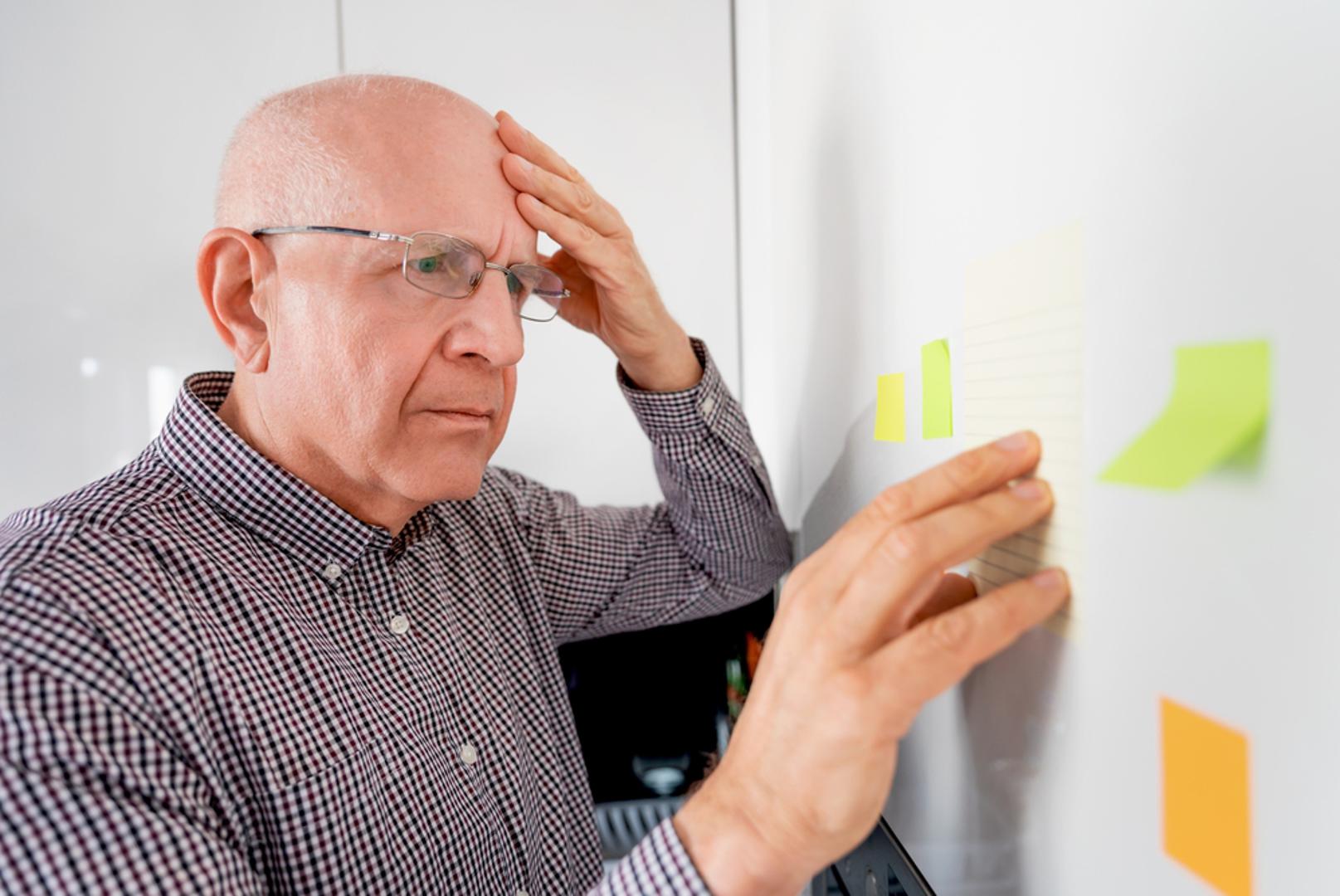 Gubitak pamćenja koji remeti svakodnevicu: Jedan od najčešćih znakova, osobito u ranijoj fazi, jest zaboravljanje nedavno naučenih informacija. To može uključivati i zaboravljanje važnih datuma ili događaja, postavljanje istih pitanja iznova te sve veću potrebu oslanjanja na 'pomagala' (podsjetnike, bilješke, elektroničke uređaje) ili na članove obitelji za stvari koje je osoba prije obavljala samostalno.