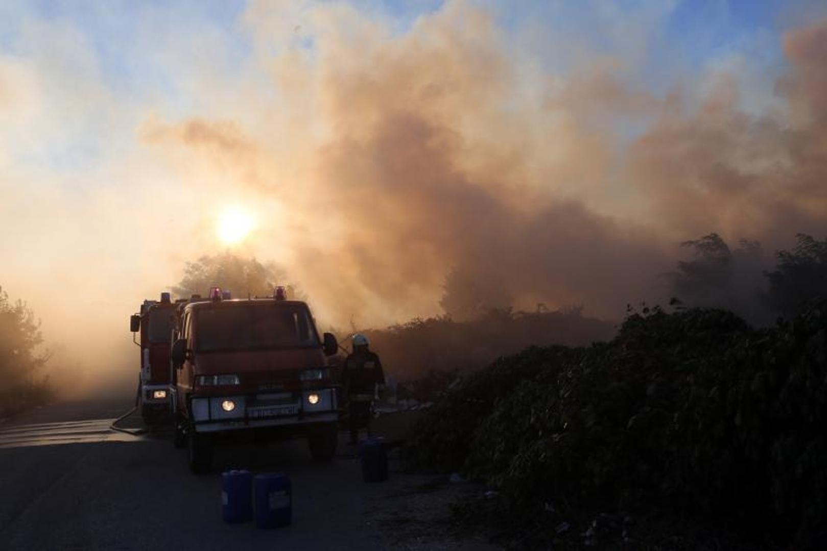 Požar je izbio u kasnim poslijepodnevnim satima, a u neposrednoj je opasnosti romsko naselje u blizini