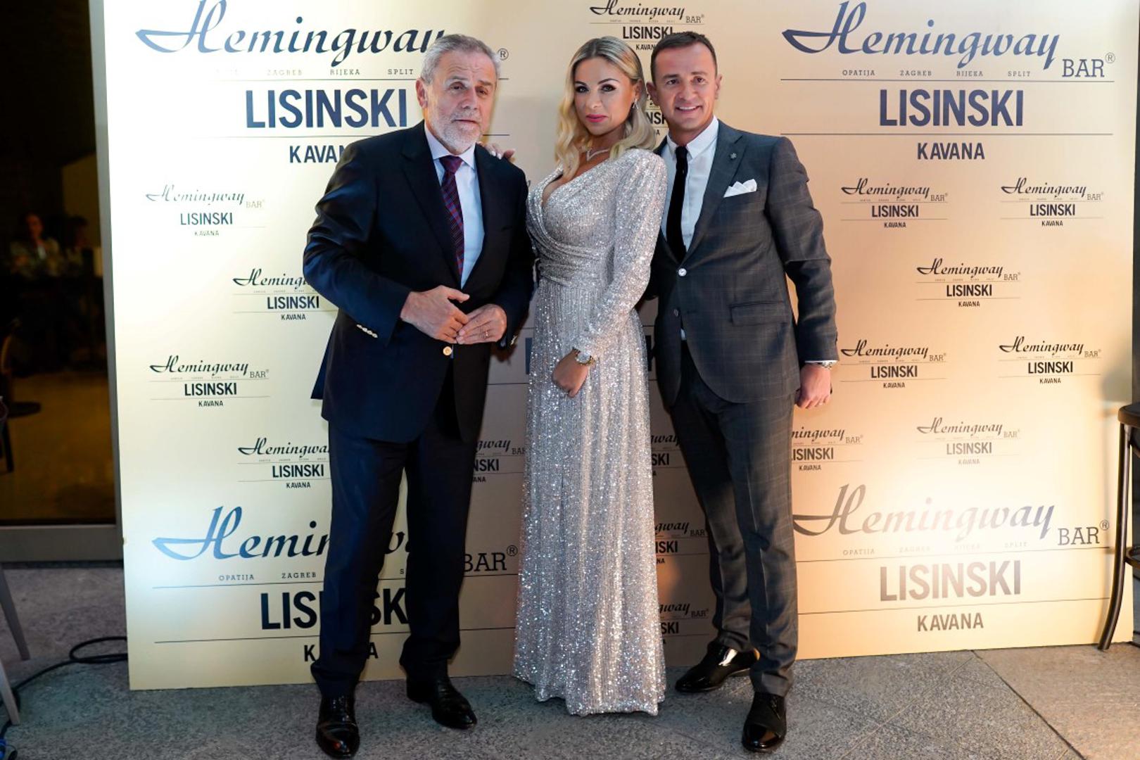 Prepuna kavana Lisinski ponovno je zaživjela u punom sjaju, a među mnogim uzvanicima našla su se i poznata lica. Milan Bandić u društvu Marija Kovačevića i njegove supruge.