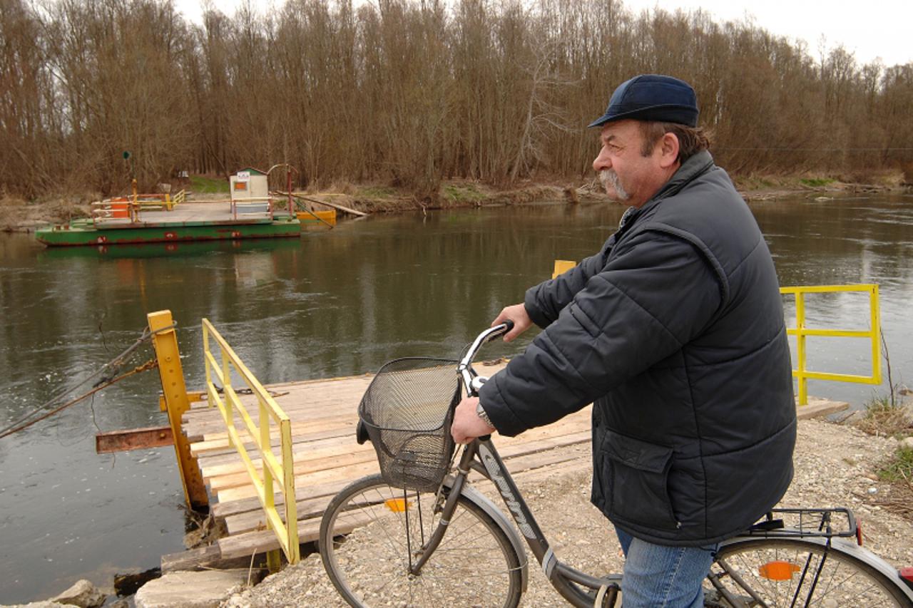 'VARAZDIN/MEDJIMURJE- 24.03.09., Podturen, Hrvatska-  Slovenci kupili hrvatska zemljista za 1 marku. Skela u Podturenu vozi po potrebi, mogucnost izgradnje mosta stanovnici primaju s rezervom. Photo: 