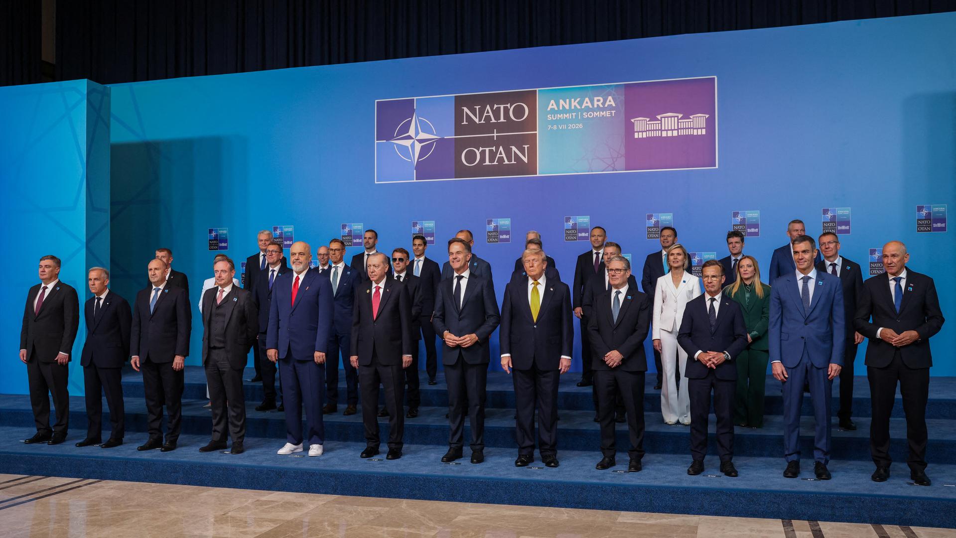 Na NATO-ovu samitu u Ankari Erdoğan je šokirao sudionike, među kojima je bio i predsjednik Zoran Milanović, poklonivši svakom čelniku personalizirani revolver Sarsilmaz SR 38 uz kutiju streljiva.