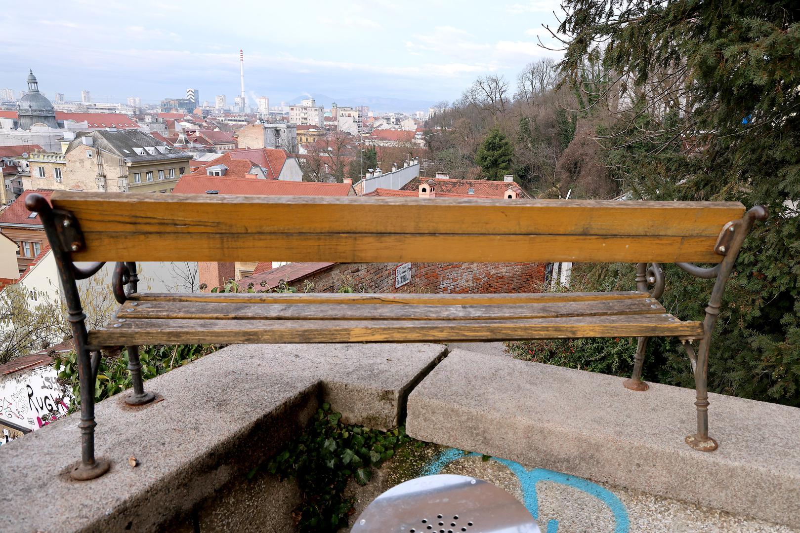 Prolaznike na Gornjem gradu jutros je iznenadila pozicija jedne klupe.