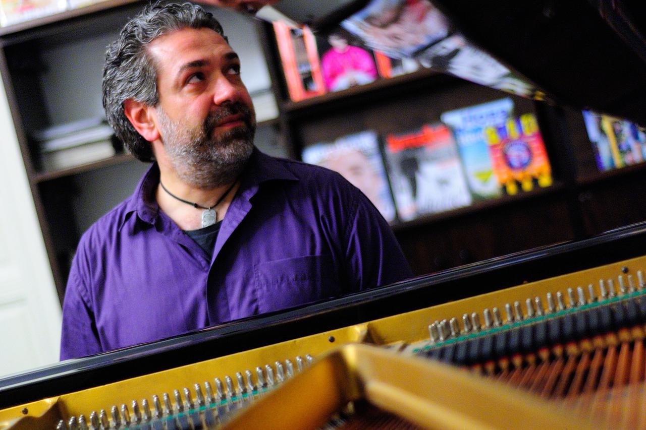 28.10.2013., Zagreb - Pijanist Lovro Pogorelic u sklopu radionice svira i upoznaje slijepu djecu s klavirom kao instrumentom.  Photo: Daniel Kasap/PIXSELL