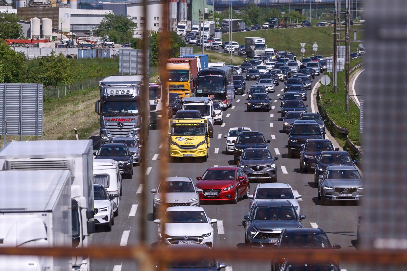 Dodatno, na snazi je i privremena zabrana prometa za teretna vozila mase iznad 7,5 tona. Ograničenja vrijede u četvrtak od 15 do 23 sata, u petak od 14 do 23 sata te u nedjelju od 12 do 23 sata, što bi trebalo barem djelomično rasteretiti najopterećenije prometnice tijekom produljenog vikenda.