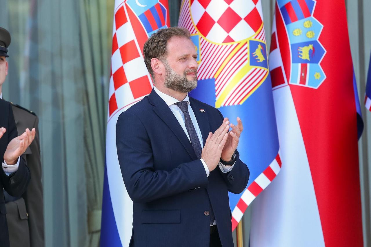 Zagreb: Zoran Milanović odlikovao pripadnike 2. gardijske brigade "Gromovi"