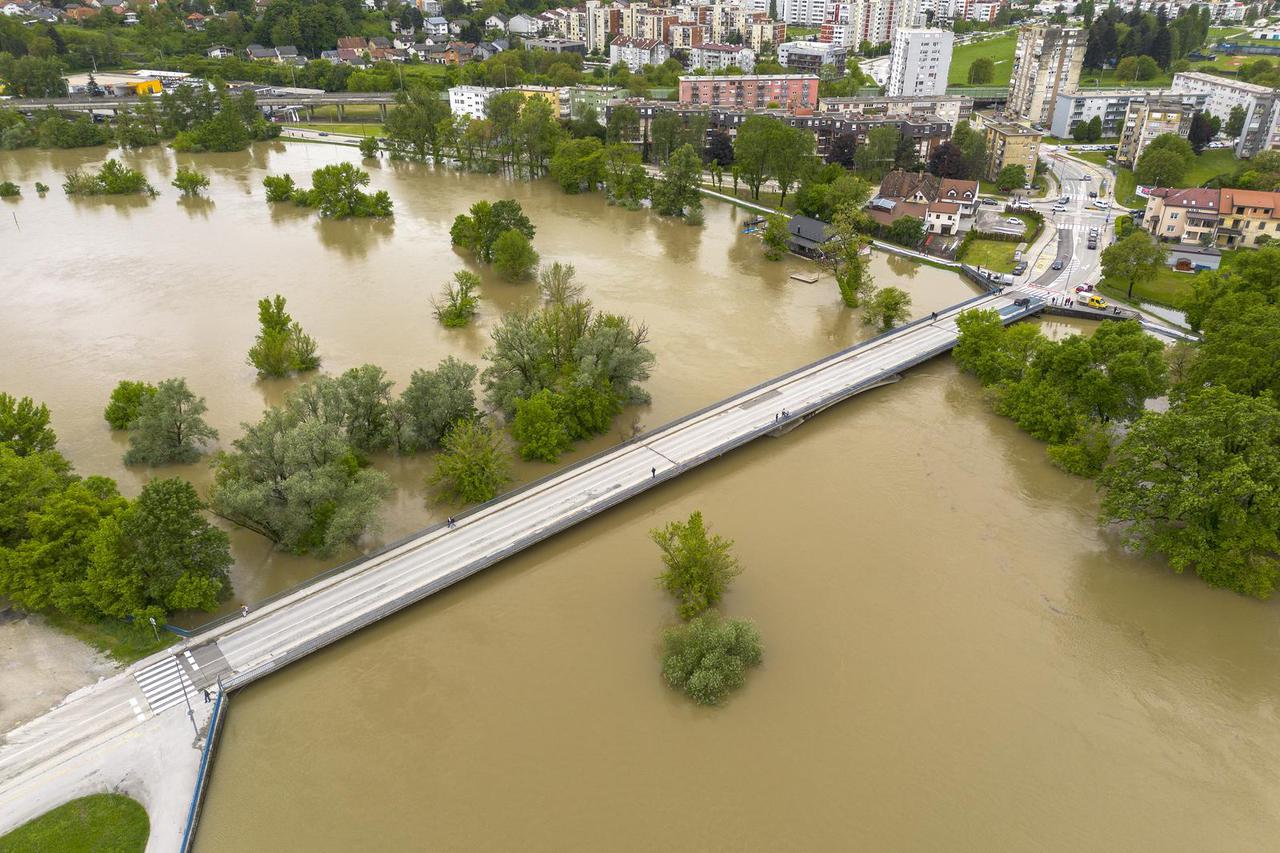 Karlovac: Pogled iz zraka na rijeku Koranu koja se izlila iz svog korita