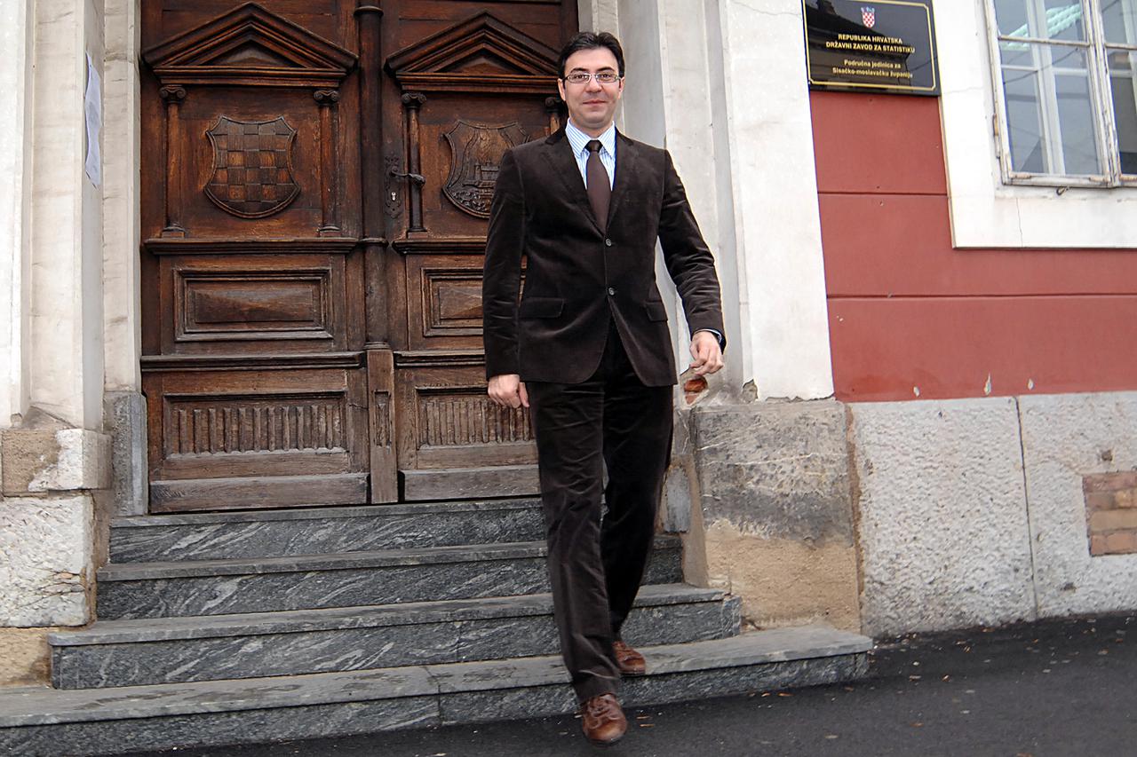 05.01.2012., Sisak - Prije odlaska u Hrvatski sabor, Zoran Vasic(SDP) bio je procelnik u Upravnom odjelu za poljoprivredu Sisacko-moslavacke zupanije. Photo:Nikola Cutuk/PIXSELL