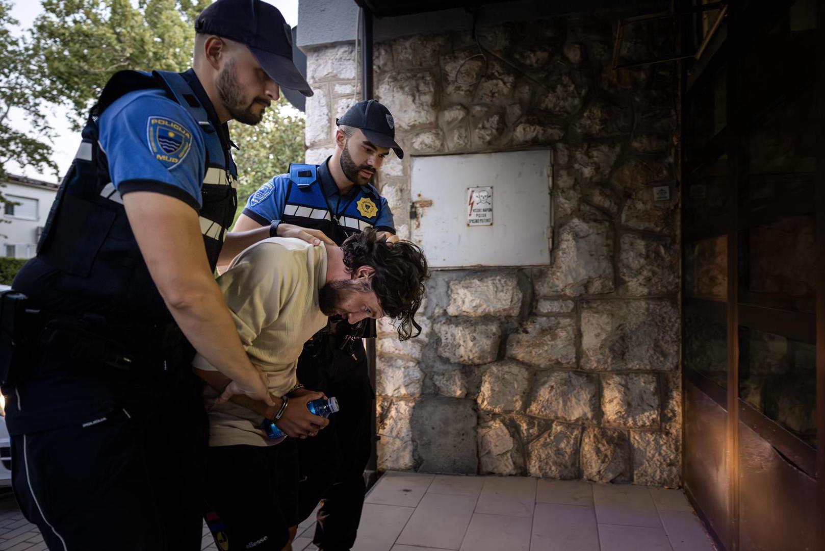 Tijekom noći na Podbrdu je oskvrnut Gospin kip, koji je poliven crnom bojom, a na tom su području ispisane i brojne uvredljive poruke. Oskvrnuti su i manji Gospin kip te Plavi križ, jedno od poznatih mjesta molitve u Međugorju. Nedugo potom zapaljen je vanjski oltar iza crkve svetog Jakova.