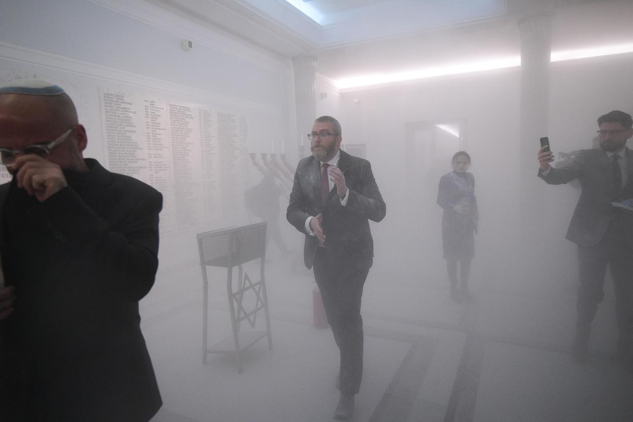 Varšava: Poljski zastupnik Grzegorz Braun vatrogasnim aparatom ugasio svijeće na menori u parlamentu 