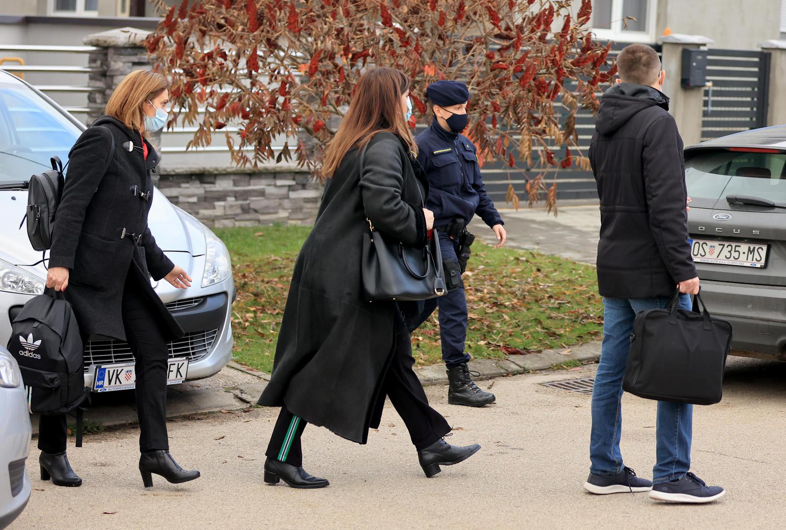  10.11.2021., Vinkovci - Kuca u vlasnistvu Gabrijele Zalac, uhicene zbog afere Softver. Gabrijela Zalac je uhicena i odlazi u pratnji istrazitelja 