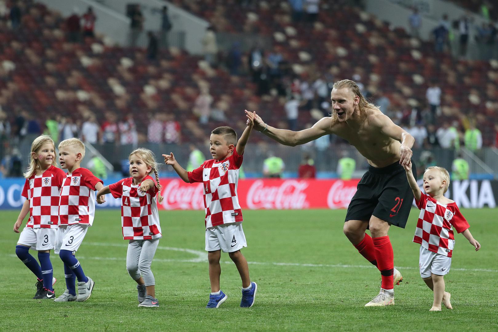 Nakon trijumfa nad Englezima hrvatski reprezentativci pojurili su pred tribinu prema najmilijima