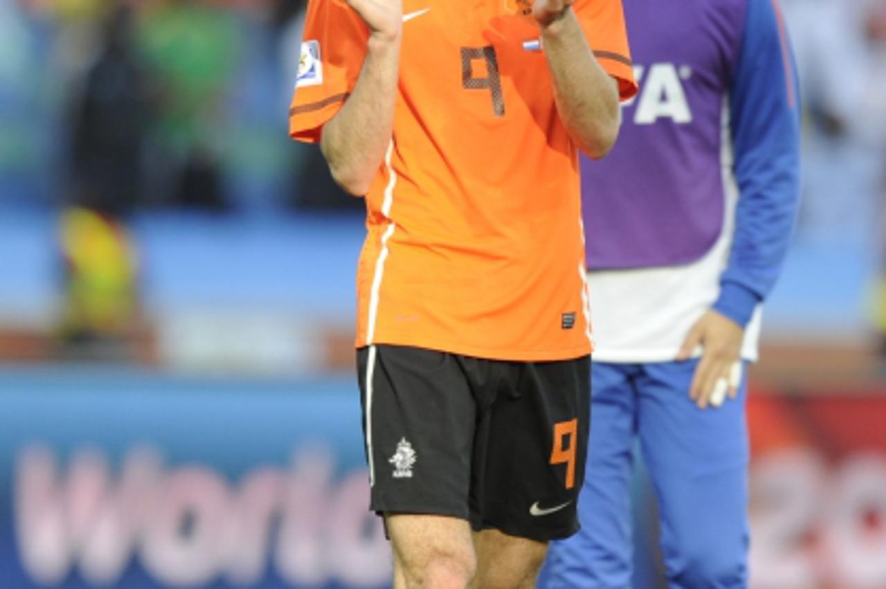 'Netherlands\' striker Robin van Persie reacts after Group E first round 2010 World Cup football match on June 19, 2010 at Moses Mabhida stadium in Durban. Netherlands won 1-0. NO PUSH TO MOBILE / MOB