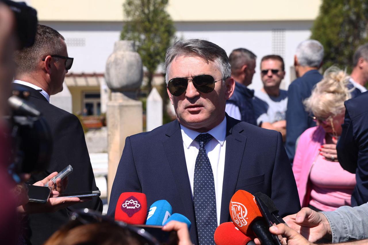 Mostar: Željko Komšić položio cvijeće i odao počast poginulim sehidima Armije Republike BiH