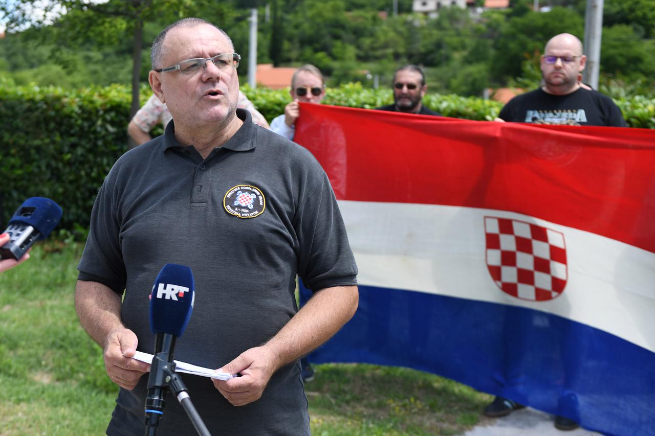 Golubi?: Prosvjed Autohtone hrvatske stranke prava zbog skidanja Hrvatske zastave