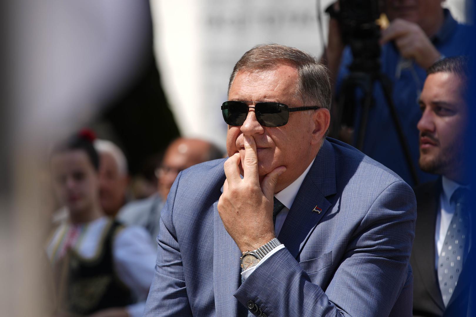 Čini se da Dodikova nacionalistička retorika, koja je često provokativna, ima snažan odjek među dobrim brojem bosanskih Srba, ističe AFP. Čovjek koji je 2007. izjavio da je “savršeno dobro” znao da je masakr u Srebrenici bio “genocid”, sada “pri punoj savjesti” tvrdi suprotno.