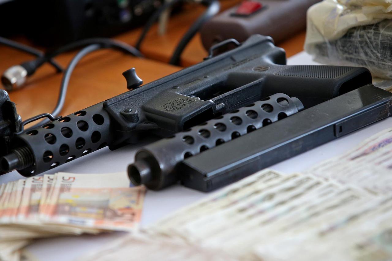 Zagreb: Policijska zapljena oružja, novca i ve?e koli?ine droge