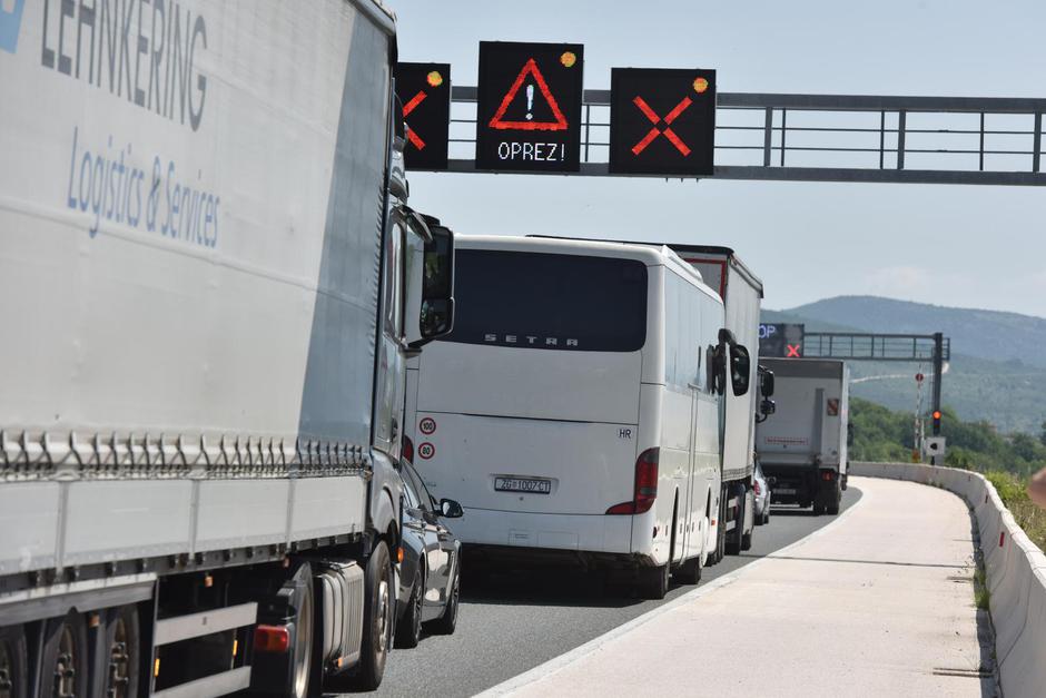 Split: Zbog vozila koje je ušlo u krivi smjer na autocesti A1 nastala velika gužva