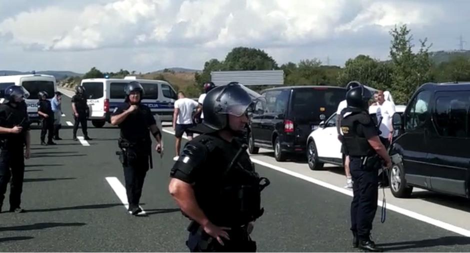Navijači zaustavili promet na autocesti