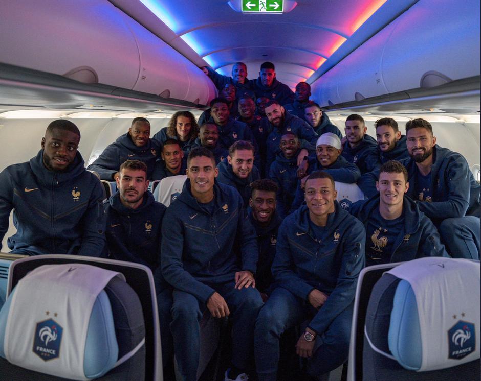 L'équipe de France de football pose à bord de l'avion qui doit les emmener au Qatar