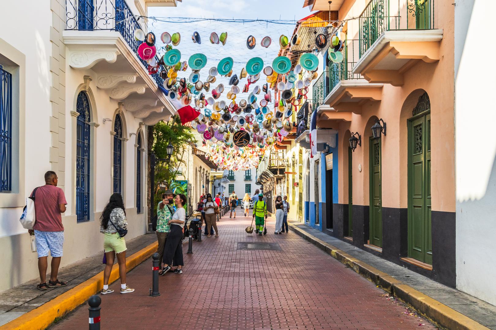 8. Panama: Panama nudi jedan od najpovoljnijih programa za umirovljenike na svijetu (Pensionado viza). S relativno skromnim prihodima moguće je ostvariti pogodnosti poput popusta na prijevoz, restorane i zdravstvene usluge. Popularna odredišta uključuju planinski grad Boquete te urbani Panama City.