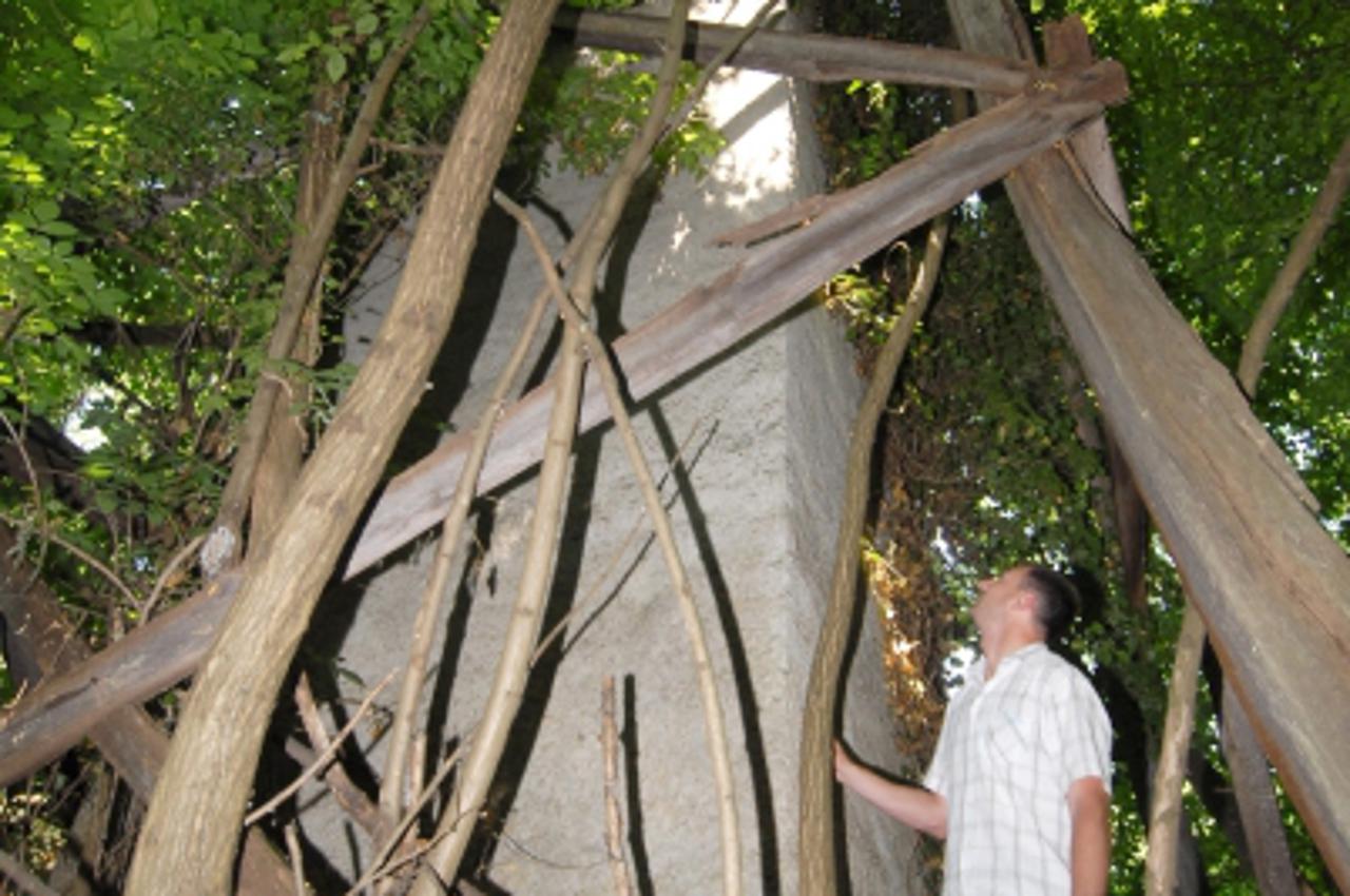 '29.07.2011., Bjelovar, Gornji Mosti - Misterij bilogorske piramide. U sumovitom dijelu Gornjih Mosti (opcina Kapela kraj Bjelovara) na granici Bjelovarsko-bilogorske i Koprivnicko-krizevacke zupanije