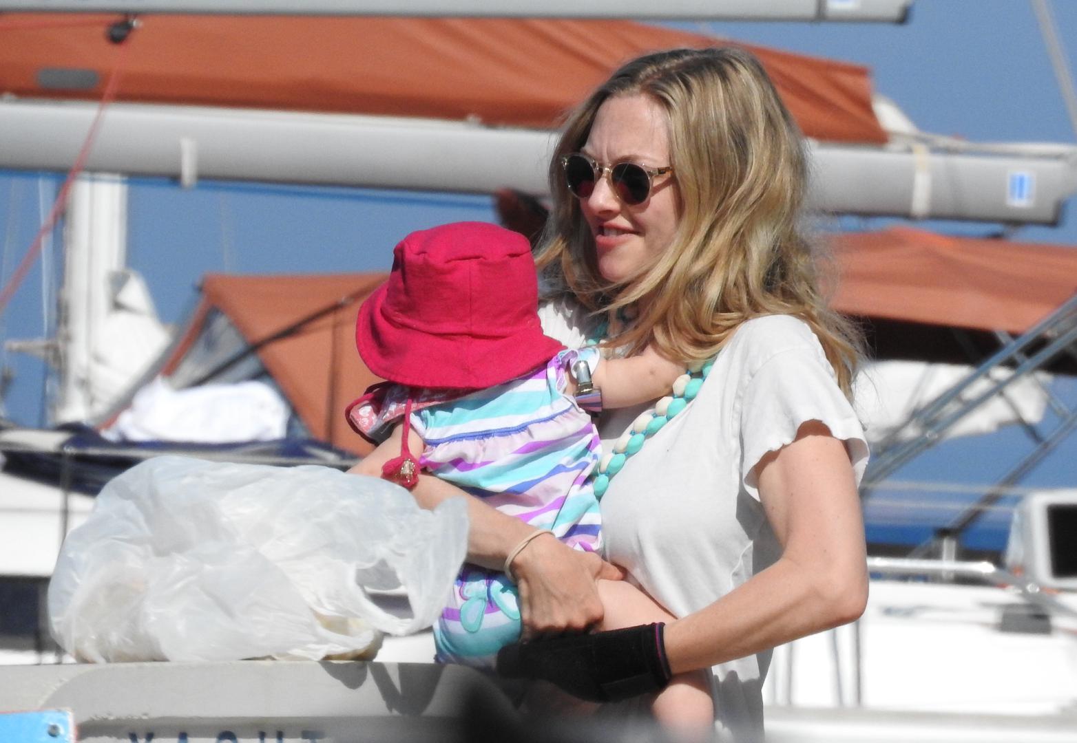 Poznata hollywoodska glumica Amanda Seyfried pauzu tijekom snimanja filma "Mamma Mia!" iskoristila je za druženje s kćeri.