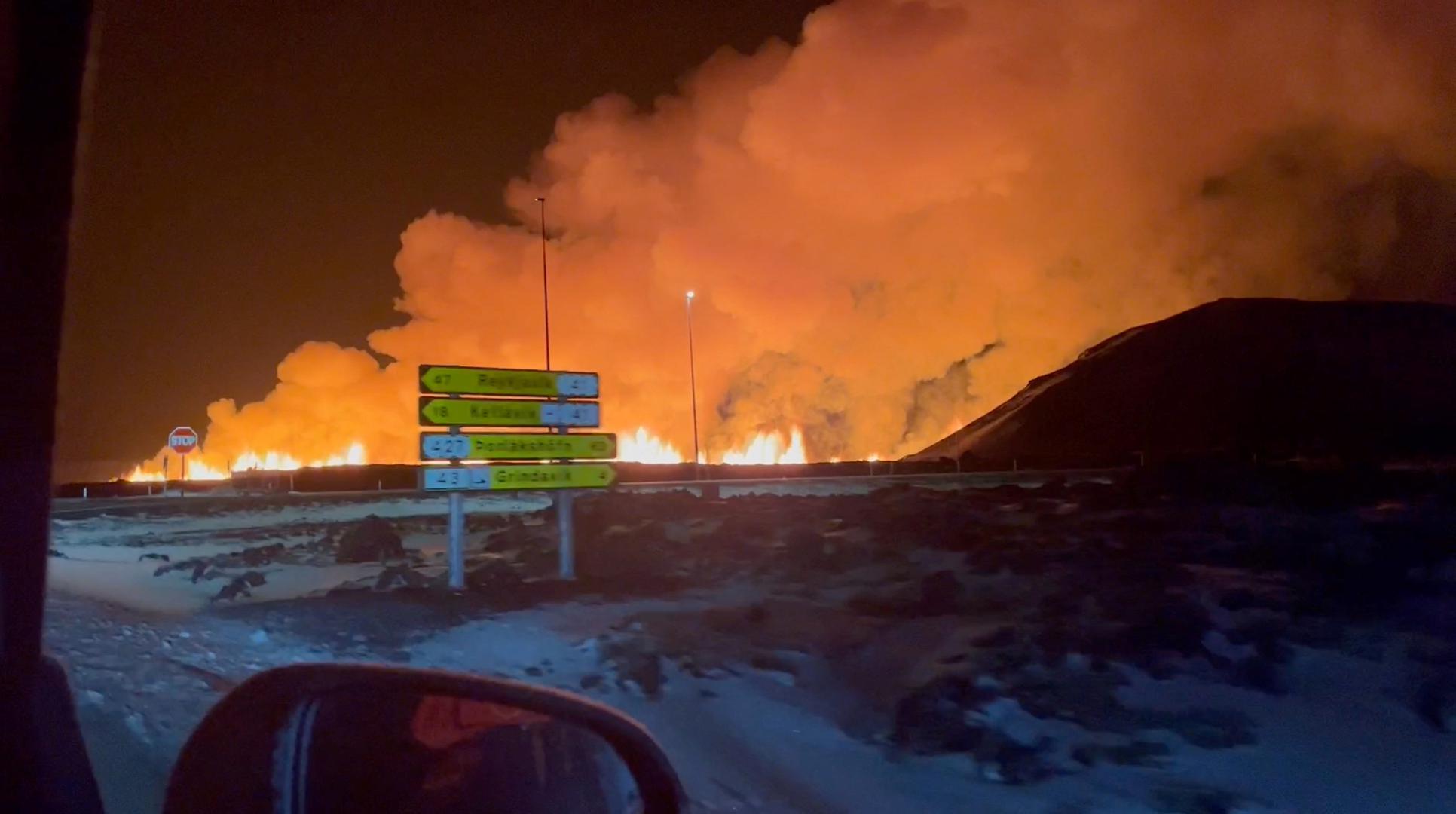 Nova erupcija vulkana na jugozapadu Islanda počela je u četvrtak, po treći put od prosinca, izbacujući lavu do 80 metara u vis i poremetivši svakodnevni život na poluotoku Reykjanes, južno od glavnog grada Reykjavika.