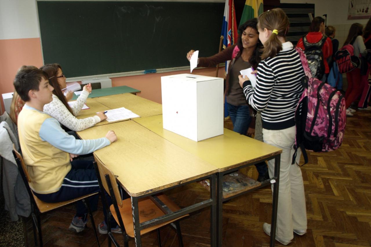 'Podravina-bilogora, 29.10.2012. Grubisno Polje Ucenicima je bilo simpaticno glasati poput odraslih Michael Palijan / VLM                         '