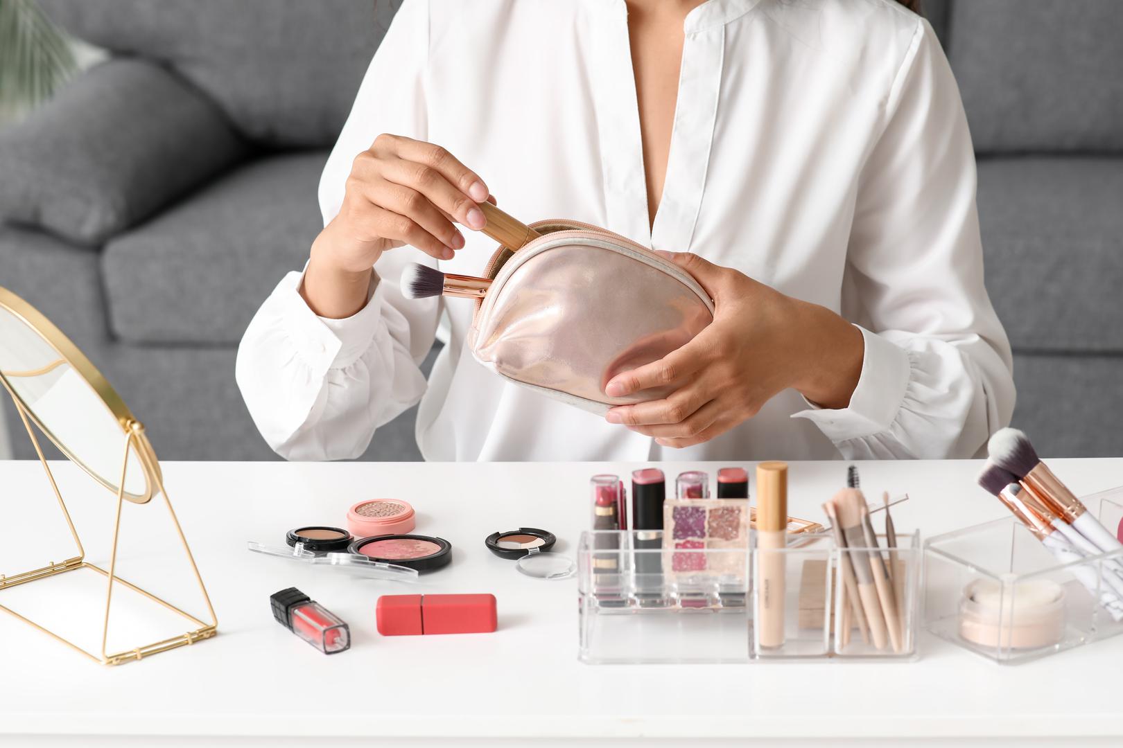 Šminka: Kada ste zadnji put temeljito ispraznili svoju kolekciju šminke? Postoji velika vjerojatnost da postoje neki proizvodi kojima je istekao rok trajanja i koje bi trebalo baciti. Mila je pružila koristan vodič o tipičnom vijeku trajanja šminke nakon otvaranja. Stoga, ako imate stariju šminku u ladici ili torbi, razmislite o njezinoj zamjeni. Ovo je prosječan vijek trajanja šminke: maskara i tuš za oči (3-6 mjeseci), podloga i korektor (6-12 mjeseci), ruževi i sjajila za usne (1-2 godine) i olovke za usne (do godinu dana).