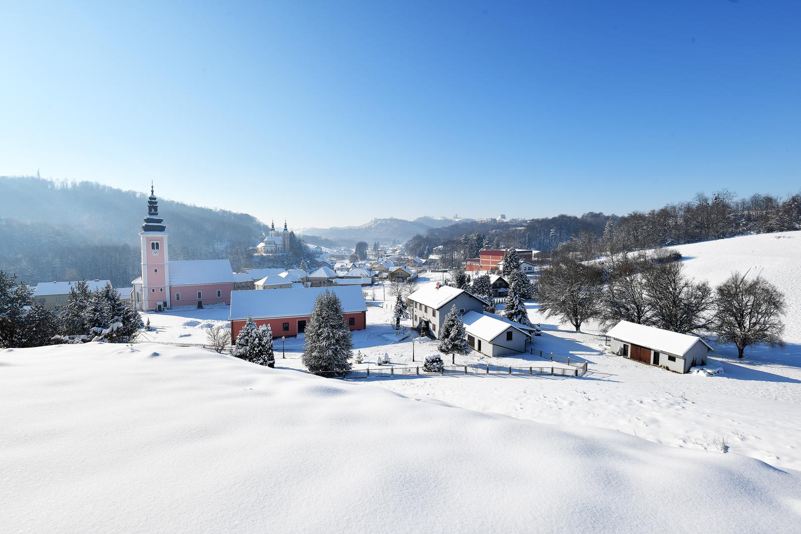 Dok su se u većini zemlje budili u debelom minusu i mrazu koji “grize”, u pojedinim dijelovima zem­lje sunce je ipak zasjalo i stvorilo gotovo idilične zimske prizore, blještav snijeg, vedro nebo i tišinu kakvu donosi samo prava zima.

