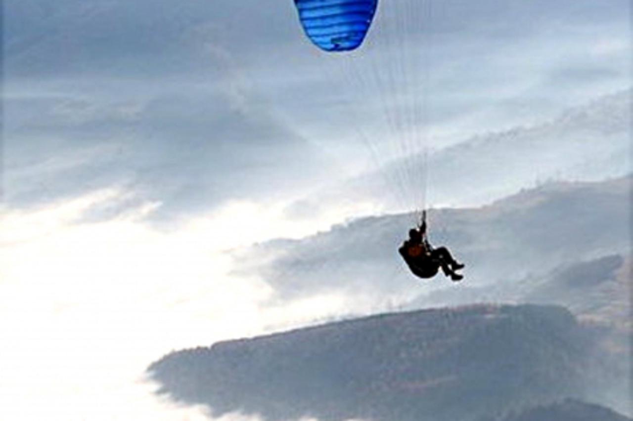 'topusko...200710...snimio...jurisivl...na...slici...paraglajder.'