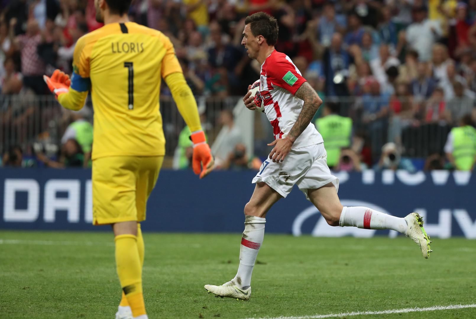 U 52. minuti susret je nakratko prekinut nakon što je troje navijača odjevenih u uniforme utrčalo na teren. No, zaštitari su ih brzo iznijeli s travnjaka.

