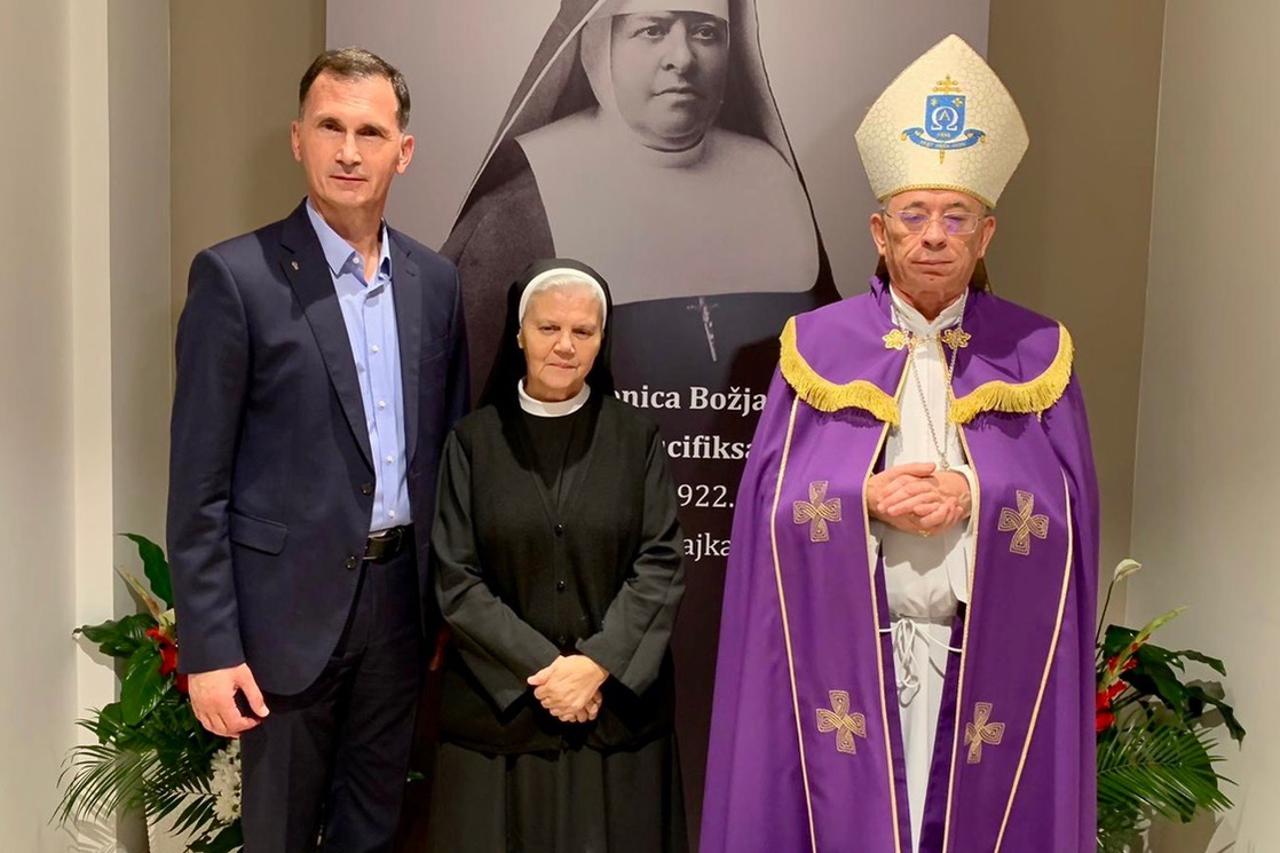 Prof.dr. Dragan Primorac,  č. M. Dobroslava Mlakić i Nadbiskup Ivan Devčić iza sarkofaga u kojem su pohranjeni zemni ostaci “Riječke Majke”.