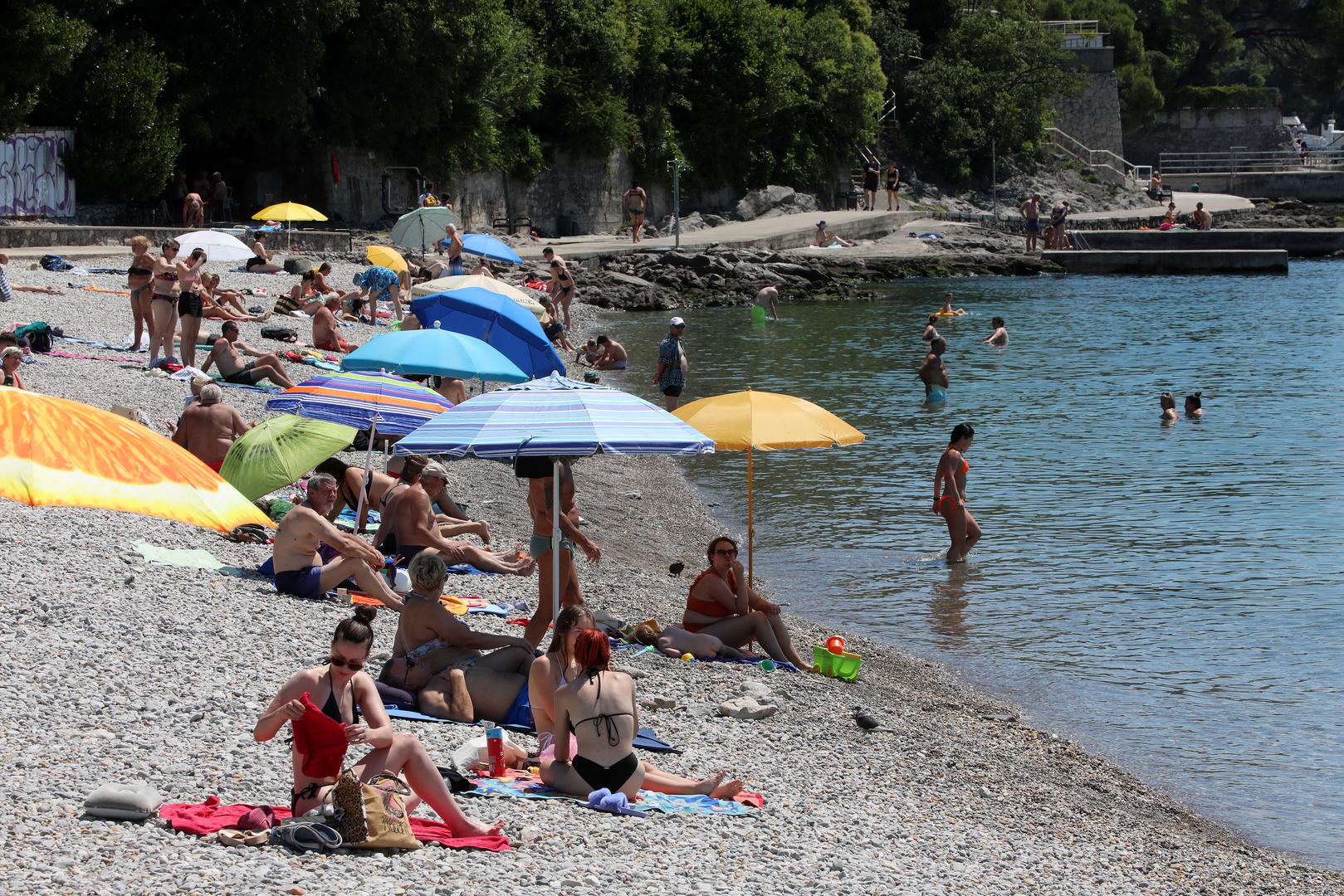 17.06.2024., Rijeka - Gradjani i turisti spas od sunca i vrucine traze na razne nacine. Kupanjem u moru, sladoledom, nosenjem sesira, osvjezenjem na fontani, sklanjanjem u hlad. Photo: Goran Kovacic/PIXSELL